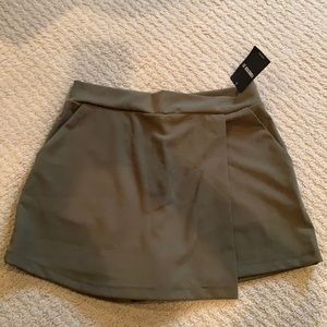FOREVER 21 - Olive / Army / Green Skort with Pockets!